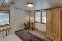 Cozy cabin 25ft off the water! Near shopping, Restaurants, Attractions & Golf!
