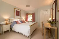 Peaceful relaxing cottages for 6 in stunning Loch Lomond setting - unique site. 住宿飯店
