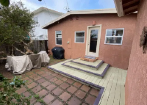 Beach House, 1 block to beach, walk to town, great outdoor space