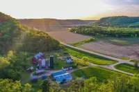 3 Peaks Farmhouse- Beautiful Remodel with Scenic Views + Root River Trail access