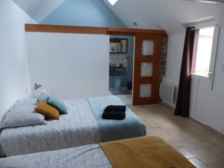 Family room, 2 mins from the beach