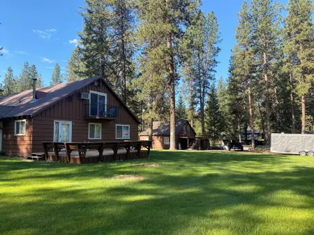 Tranquil Ski Retreat + Hot Tub + Mins to Brundage Ski Resort & McCall 4 Bd+WiFi