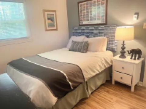 1 bed/1 bath, 1.5 blocks to beach/town, dog friendly