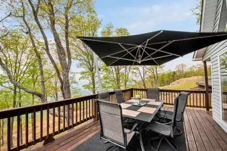 Secluded Mountain House on 12 acres w/ Pond! 20 min to downtown Chattanooga!