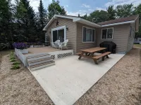 NEW! Renovated lakeside cottage with a private sandy beach. Great Location! - 4 estrellas