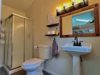 Tiny Farmhouse Cottage with Loft - Drift Asleep by Stargazing through Skylight 朱利安酒店