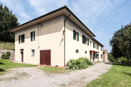 Apartment with 3 bedrooms, 1 bathroom and garden with furniture and bbc Отели в г. Фаулья