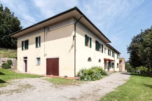 Apartment with 2 bedrooms, 1 bathroom and terrace with garden furniture and bbc