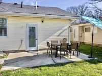 Island Cottage w/ Pool Table & Walking distance to Cranberry! Hotels in Stokes Township