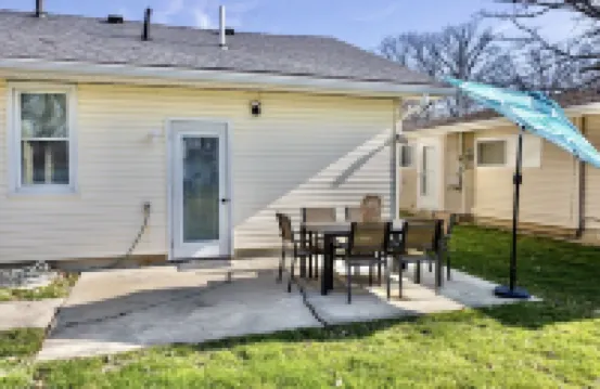 Island Cottage w/ Pool Table & Walking distance to Cranberry!