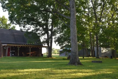 Rut & Strut Ranch - 35 minutes from Mark Twain Lake! Quiet Cabin in the woods