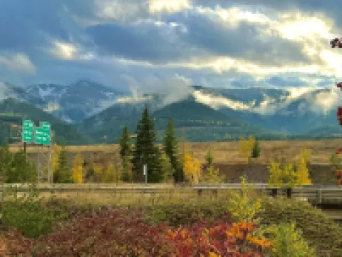 Bright Condo With Views & Easy Access to CDA River.  Minutes From Gondola!