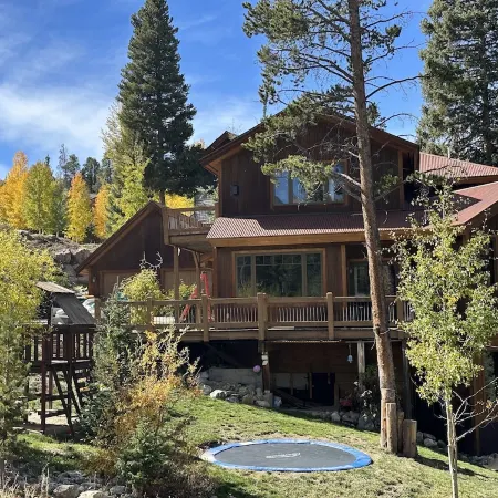 Summer Fun Home ! Zipline, Tramp, Firepit, Trails, Big Views, Kid & Pet Friendly