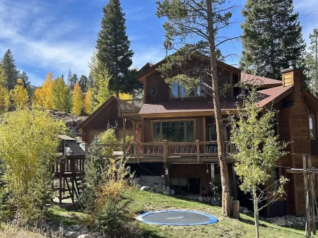 Fun home,zipline,tramp,trail access,hot-tub,mtn views,kid&pet👍town skihill close Отели рядом с достопримечательностью «Riverwalk Center at Breckenridge»