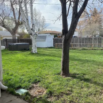 4 Bedroom Home, Fenced Yard and Hot Tub!