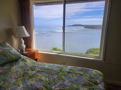 D3, BREATHTAKING views from ALL windows!! Private End Unit on Corner of Bluff! Hotels near Malelia's