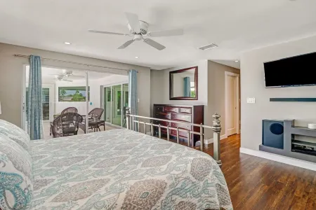 Charming 3Br Lake Home w/ Pool, Hot Tub & Fire Pit