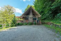 Hot Tub+River Views, Grill, Fireplace! Mtn Views, Private, 5 Min to Burnsville!