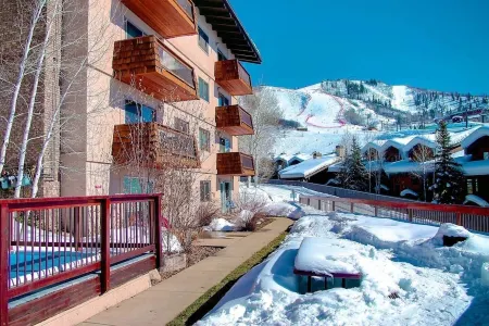 Ski In/Walk Out One Bedroom-Updated with Spacious Kitchen Отели рядом с достопримечательностью «Steamboat Ski Resort»