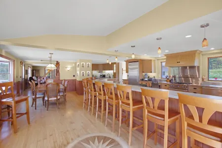 Spacious, Newly Remodeled House With Chef Kitchen On The Ocean