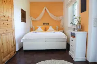 Small and very individual chalet with a special charm right on the lake... Hotels in Buckow