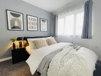 Elegant 3BR house in Glasgow Hotels near Baillieston