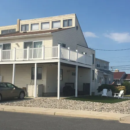 Sunny 4 Br, 2 BA Townhouse- June 30-July 4 Available