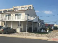 Sunny 4 Br, 2 BA Townhouse- June 30-July 4 Available - 2-Star