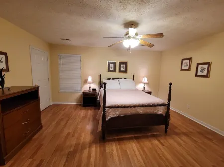 Ranch Style Spacious 3 Bedrooms w/ Jacuzzi tub Отели рядом с достопримечательностью «Кладбище Лексингтон»