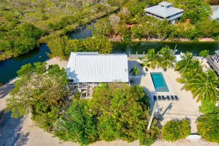 Secluded Tropical Retreat: 60' Dock, Large Pool, World-Class Fishing & Lobster