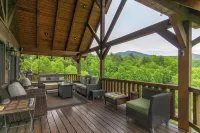 Mtn Sunsets Lodge, Hot Tub, Mtn Views, Fireplaces, River Access, WiFi, Private!