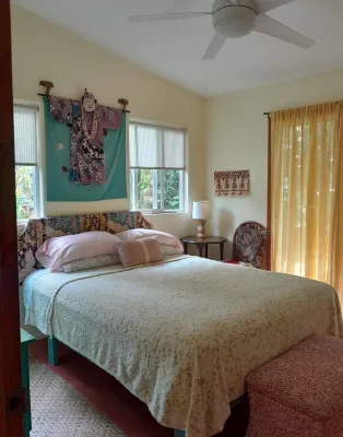 Sweet retreat close to the ocean. Where natures sights and sounds delight soul.
