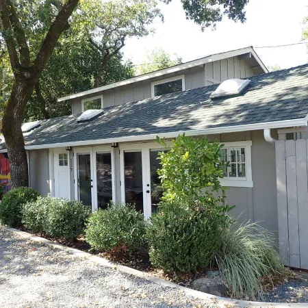 Gorgeous 2Bd + Loft with Deck and Gardens. Soaring 20 ft ceilings, huge windows!