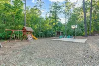 Great family cabin! Huge deck! Creek! Mini cabin! Lots of amenities!