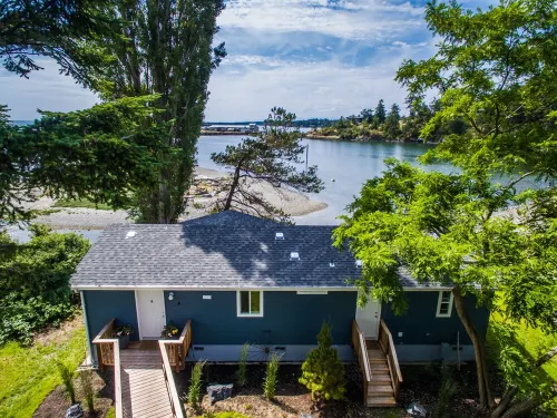 Unique Waterfront Beach House, 1 mile from Friday Harbor