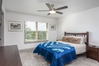 Upscale, Magnificent Views,  Dog Friendly. Owner Friendly!