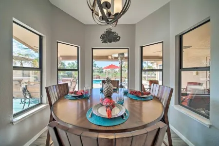 Newly Renovated Home on Fairway with Pool & Putting Green.  Trendy Area. Отели рядом с достопримечательностью «Окотильо Голф Клаб»