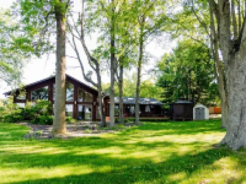 Luxurious Lake McKenzie Cabin Getaway ~ Recently Remodeled! EV Charger on Site Hotel a Scott