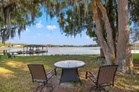 Charming Tampa Lakehouse - Prime Location close to everything! Hotels in Lake Magdalene