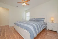 Cozy Bay House with Screened Front Porch/Covered Parking/Walking Distance to Bay Hotels near Texas Maritime Museum