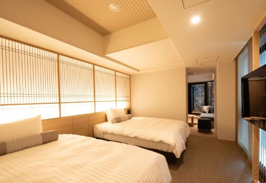 Kusatsu Onsen Yubatake Sensui가 보이는 유바타케 거리 