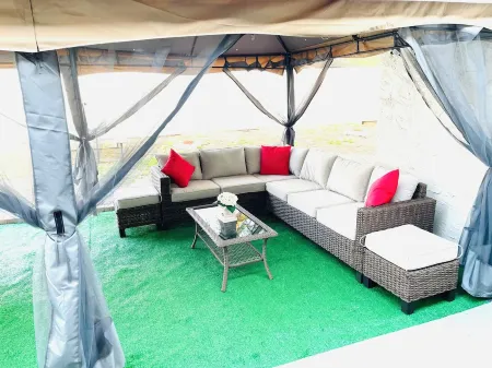 PEACEFUL UPSCALE PARADISE 3-bedroom house in Tampa Florida