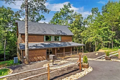 Lux Cabin w/Heated Pool/Hot Tub/ Fire Place/Theatre Rm/Game Rm/5 miles to Prkwy