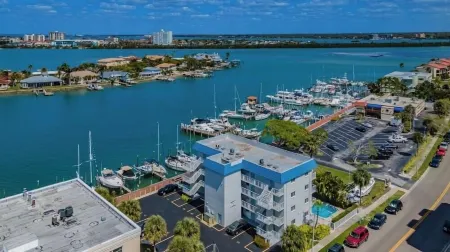 Charming and Spacious Studio in Delightful Clearwater Beach Отели рядом с достопримечательностью «Библиотека Клируотер Мейн»