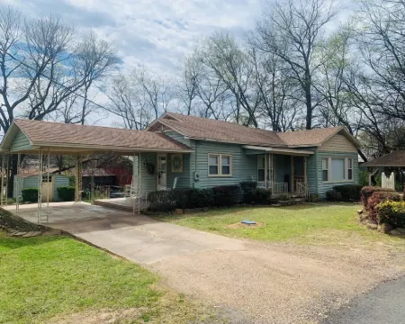 Centrally located, cozy, cottage style home in Paris, Arkansas. Hotels in Paris