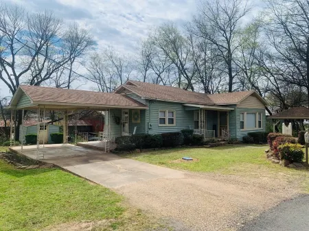Centrally located, cozy, cottage style home in Paris, Arkansas. Отели в г. Logan County
