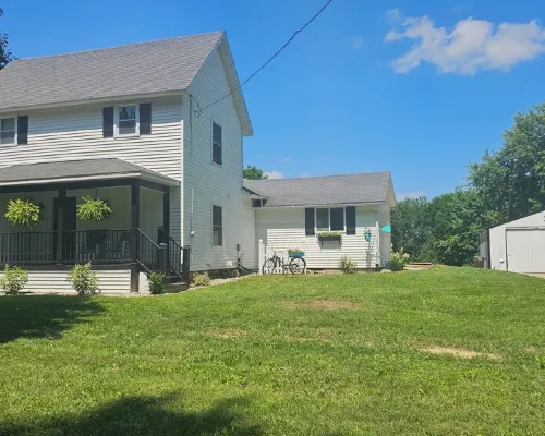 Cozy Farmhouse w/ short walk to private to private lake Hotels in Barry County