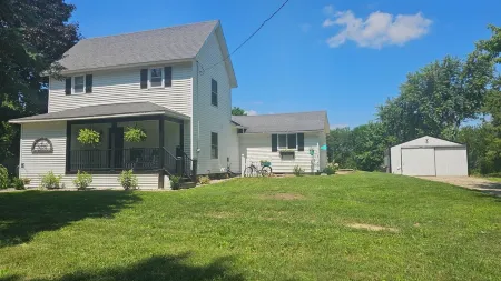 Cozy Farmhouse w/ short walk to private to private lake