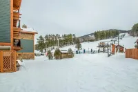 雪道畔靜居克蘭莫爾度假屋，滑進滑出