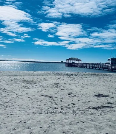 BAY AND BEACHRelax in this well appointed beach cottage in historic Old Town